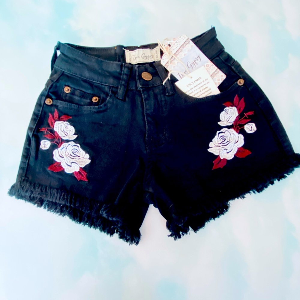 Vintage True Gypsy Embroidered 5/pocket denim shorts.  Juniors size 0.  NWT